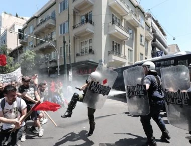 Σοβαρά επεισόδια ανάμεσα σε φοιτητές και ΜΑΤ έξω από το ΣΕΒ (βίντεο)
